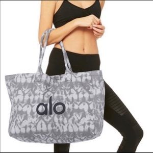 ALO YOGA large shopper tote in grey tie dye!